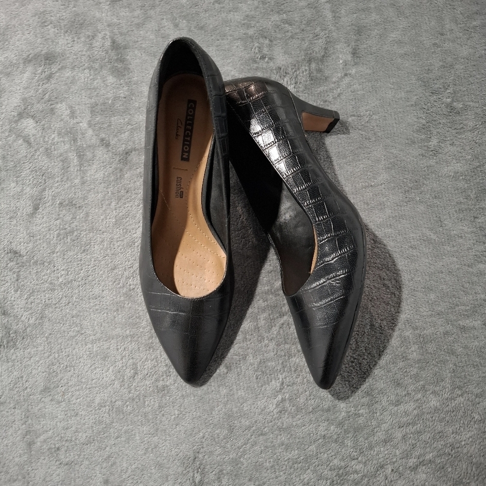 Clarks Crewso Pumps Womens 9.5 Black Kitten Heel Croc Embossed Office Casual